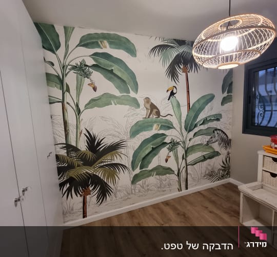 טפט עם עלים ירוקים וקוף על ענף